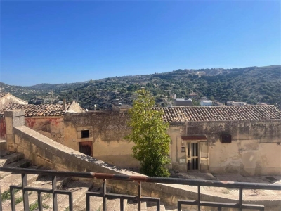 intera palazzina in vendita a Modica in zona Modica Alta
