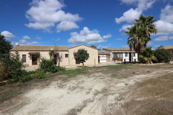 casa indipendente in vendita a Modica