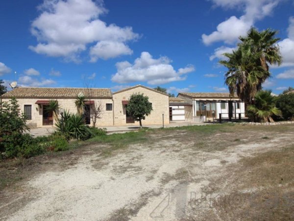 casa indipendente in vendita a Modica