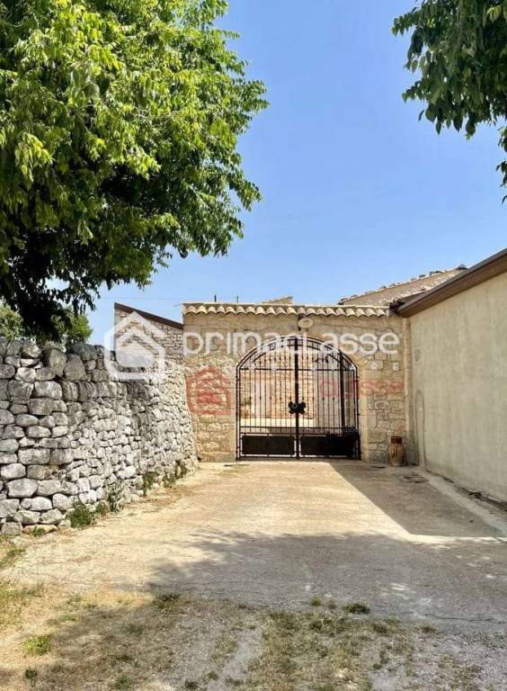 casa indipendente in vendita a Modica