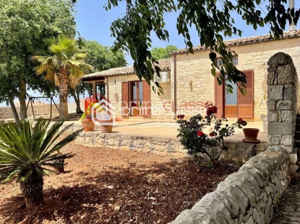 casa indipendente in vendita a Modica