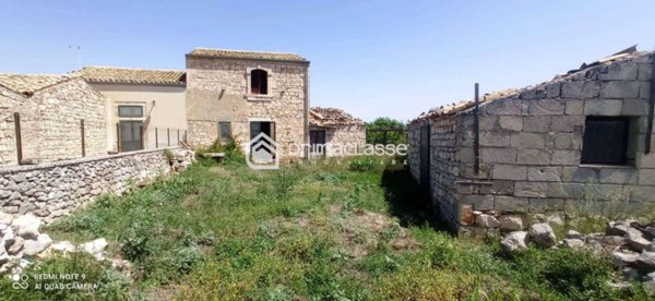 casa indipendente in vendita a Modica