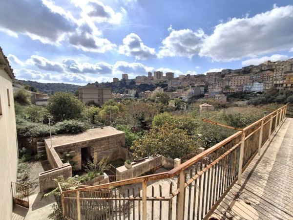 casa indipendente in vendita a Modica