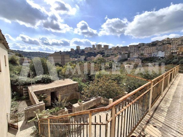 casa indipendente in vendita a Modica
