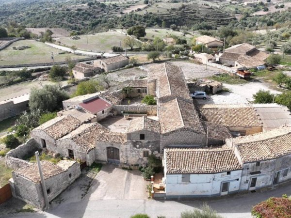 casa indipendente in vendita a Modica in zona Frigintini