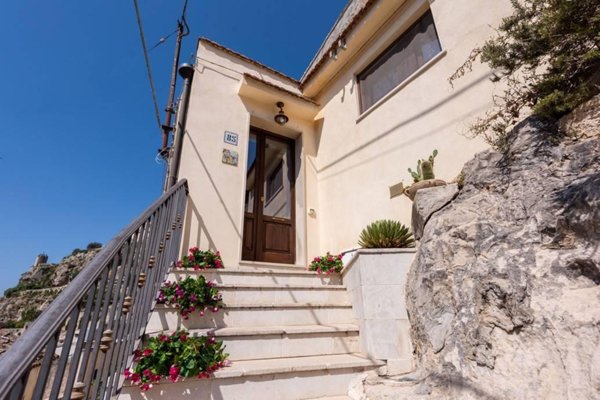 casa indipendente in vendita a Modica