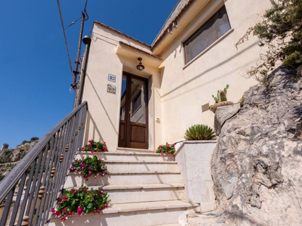 casa indipendente in vendita a Modica