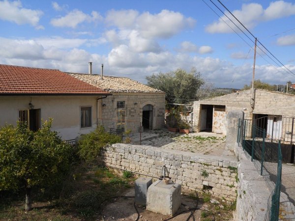 casa indipendente in vendita a Modica