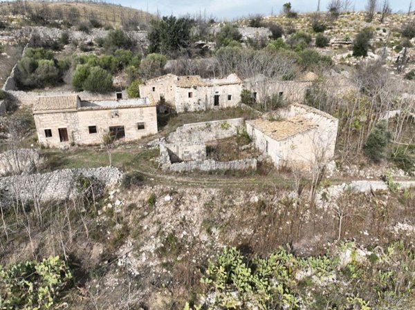 casa indipendente in vendita a Modica