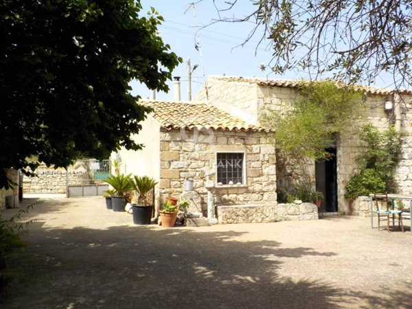 casa indipendente in vendita a Modica