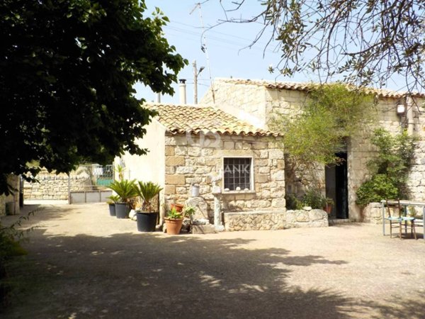 casa indipendente in vendita a Modica