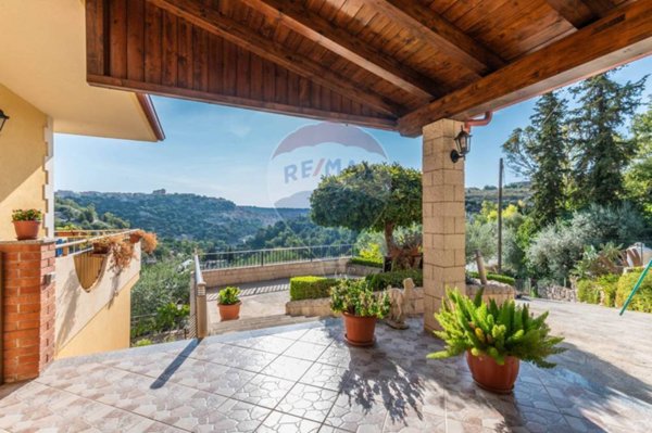 casa indipendente in vendita a Modica in zona Modica Bassa