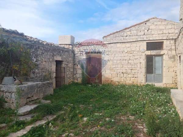 casa indipendente in vendita a Modica in zona Modica Alta