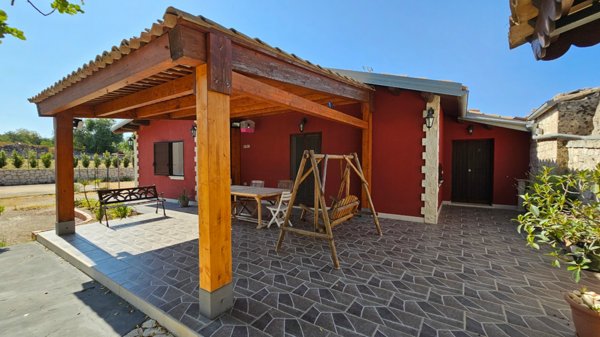 casa indipendente in vendita a Modica