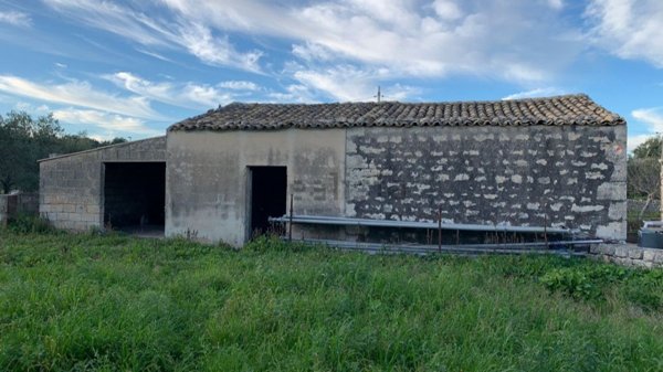 locale di sgombero in vendita a Modica in zona Frigintini