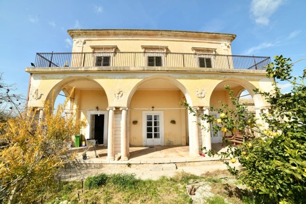 casa indipendente in vendita a Modica in zona Modica Bassa