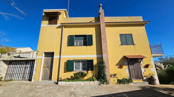 casa indipendente in vendita a Modica