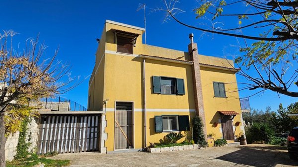 casa indipendente in vendita a Modica