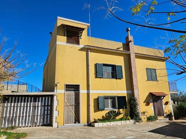 casa indipendente in vendita a Modica
