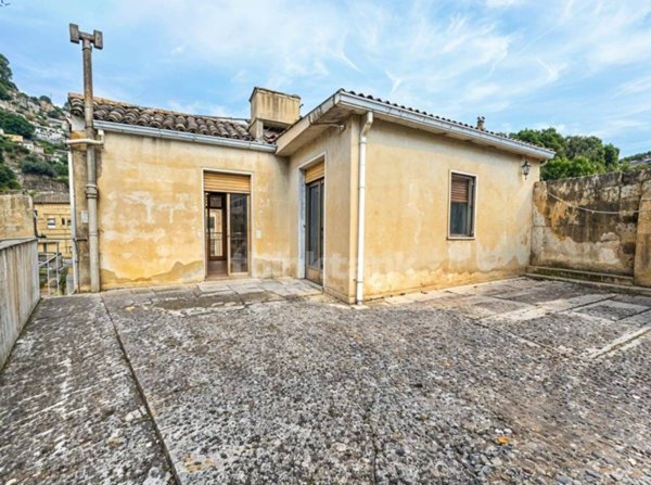 casa indipendente in vendita a Modica in zona Modica Bassa