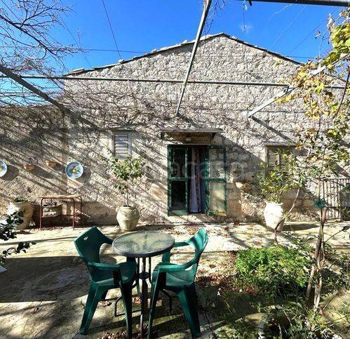 casa indipendente in vendita a Modica