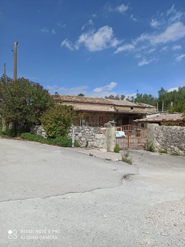 casa indipendente in vendita a Modica