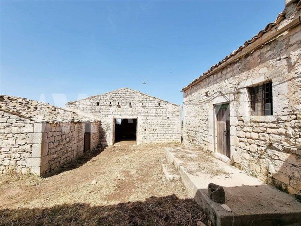 casa indipendente in vendita a Modica