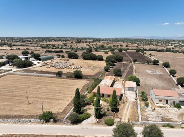 casa indipendente in vendita a Modica