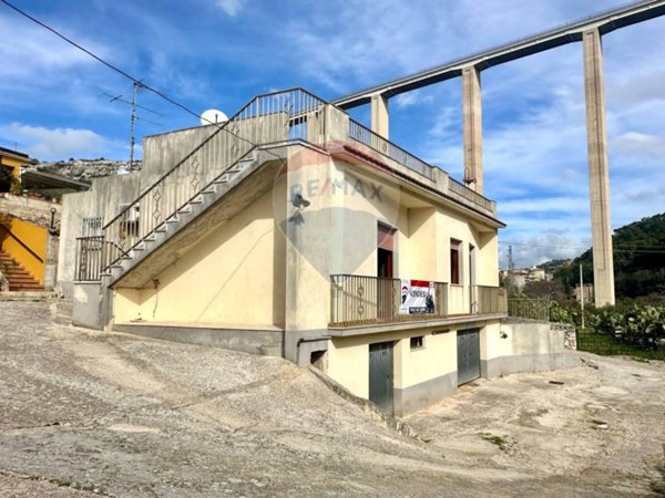casa indipendente in vendita a Modica in zona Modica Bassa