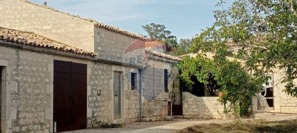 casa indipendente in vendita a Modica