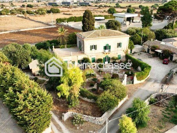 casa indipendente in vendita a Modica