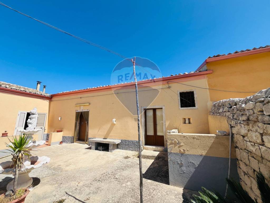 casa indipendente in vendita a Modica in zona Frigintini