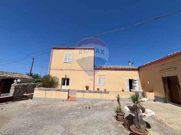 casa indipendente in vendita a Modica in zona Frigintini