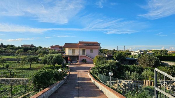 casa indipendente in vendita a Modica