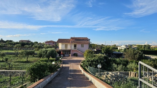 casa indipendente in vendita a Modica