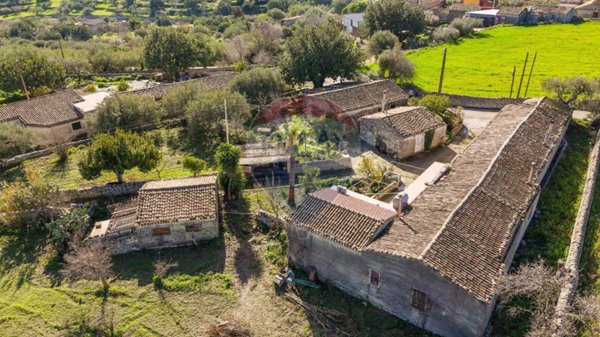 locale di sgombero in vendita a Modica in zona Frigintini