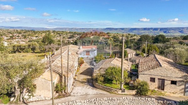 locale di sgombero in vendita a Modica in zona Frigintini