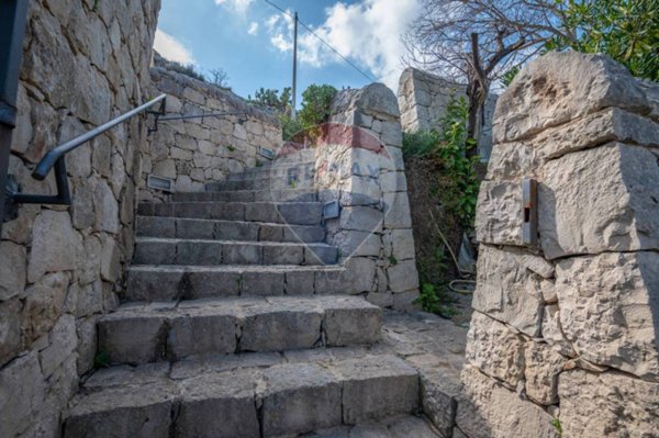 casa indipendente in vendita a Modica
