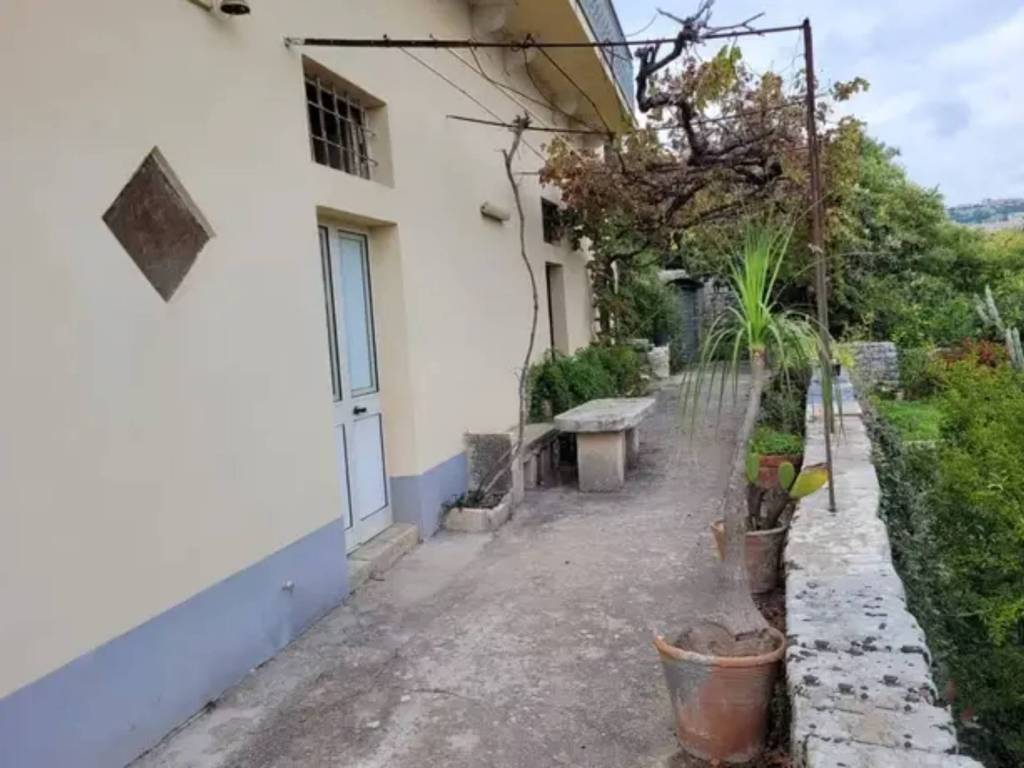 intera palazzina in vendita a Modica in zona Modica Bassa