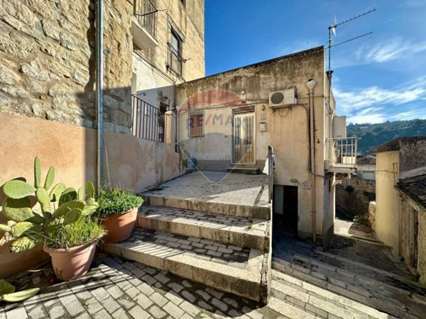casa indipendente in vendita a Modica
