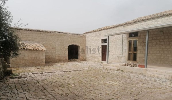 casa indipendente in vendita a Modica in zona Frigintini