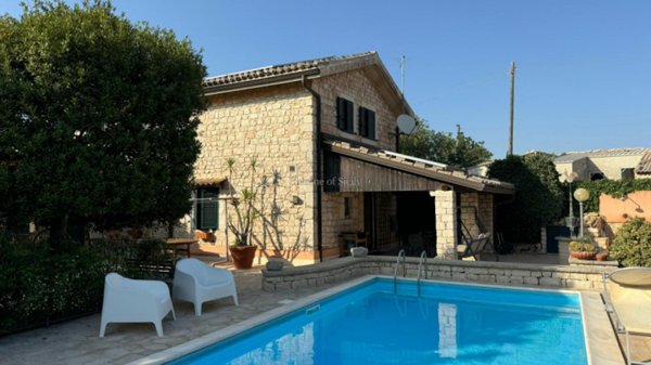 casa indipendente in vendita a Modica in zona Sacro Cuore