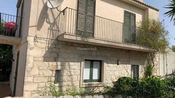 casa indipendente in vendita a Modica in zona Frigintini