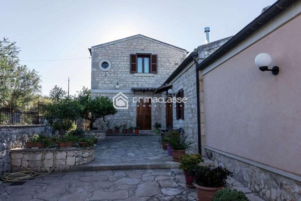 casa indipendente in vendita a Modica