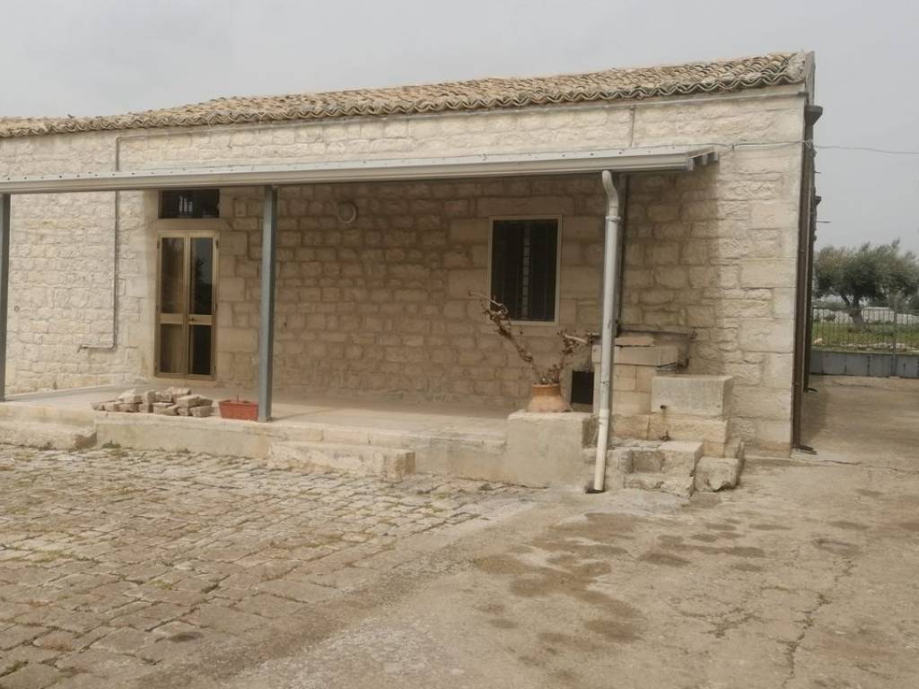 casa indipendente in vendita a Modica in zona Frigintini
