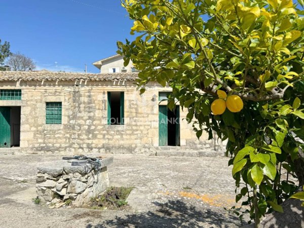 casa indipendente in vendita a Modica