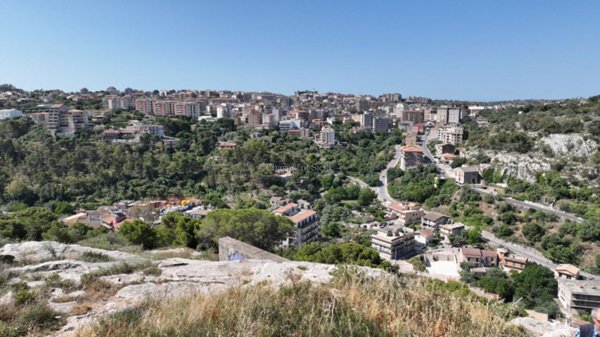 casa indipendente in vendita a Modica