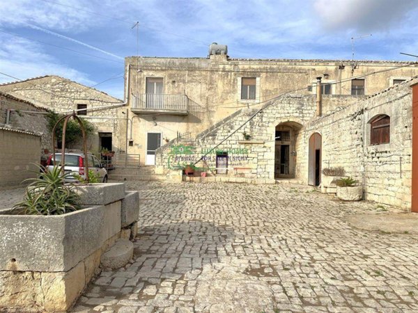 casa indipendente in vendita a Modica