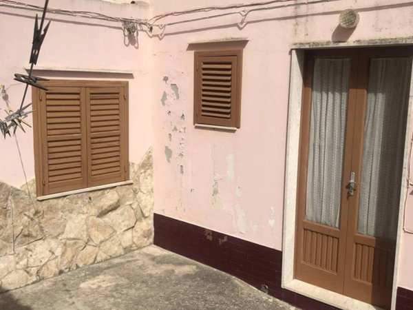casa indipendente in vendita a Modica
