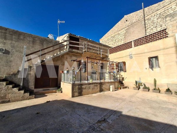 casa indipendente in vendita a Modica